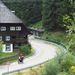 Tipikus schwarzwaldi ház és motoros feeling kanyarral
