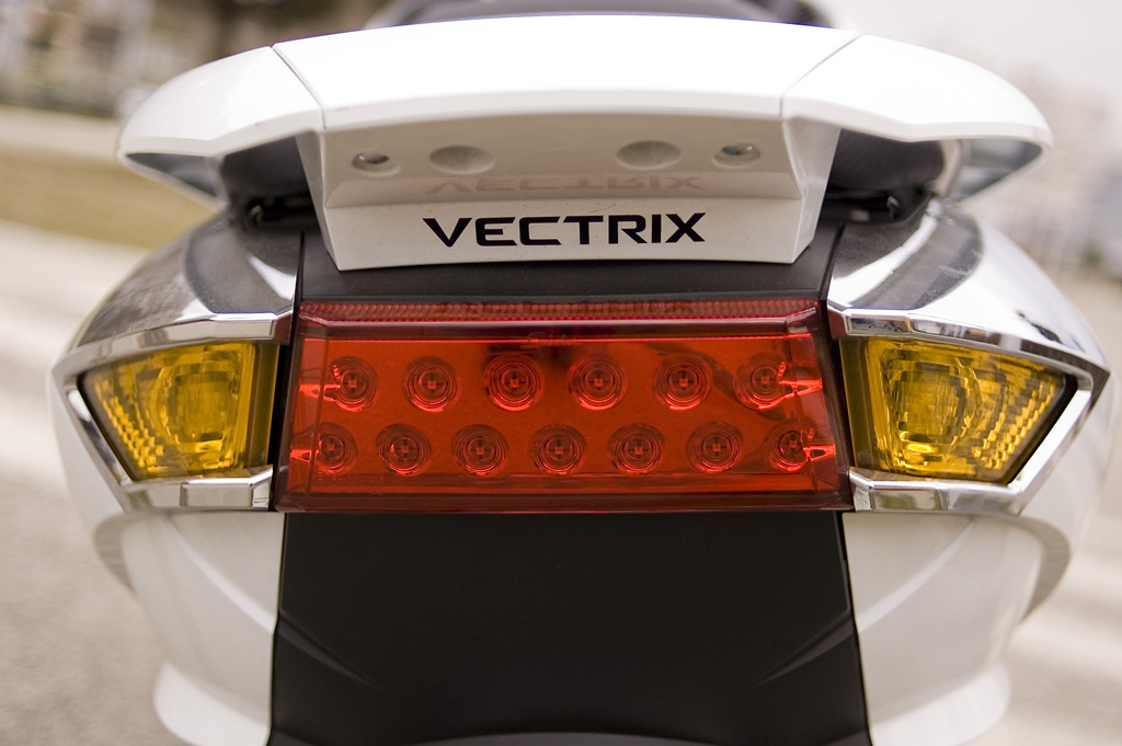 A Vectrix környezettudatos robogósok divatos játékszere világszerte