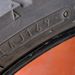 A DOT-jelölésben a gyártási időre utaló szám még háromjegyű volt, amikor ezek a Dunlopok készültek. Egészen pontosan 1999 tizenhatodik hetében