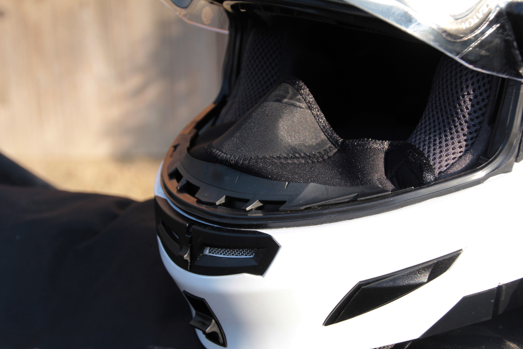 A felnyitott állvédővel motorozást megnehezíti, hogy a napszemüveget mozgató gomb ilyenkor csak körülményesem elérhető, a plexi alá kell nyúlni