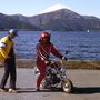 Valahol a Hakone-tó mellett, 1980 telén. A csávó egy japán, épp csak arra járt, de kikönyörögtem alóla a Honda Monkeyt