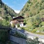 Tipikus osztrák táj, keskeny szurdokkal, sziklás medrű patakkal, takaros házakkal
