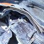 A dzsekivel összecipzározható, illetve a nadrághoz a cipzár tépőzárral kapcsolódik, tehát ha zavar, eltávolítható