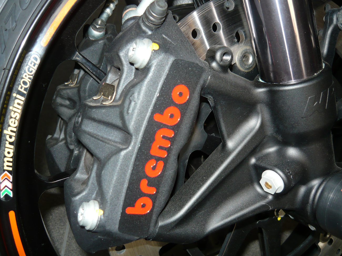 Árulkodó betűtípus: a race monoblock speciális betűtípussal van jelölve, akár Rossi Yamaha-ján