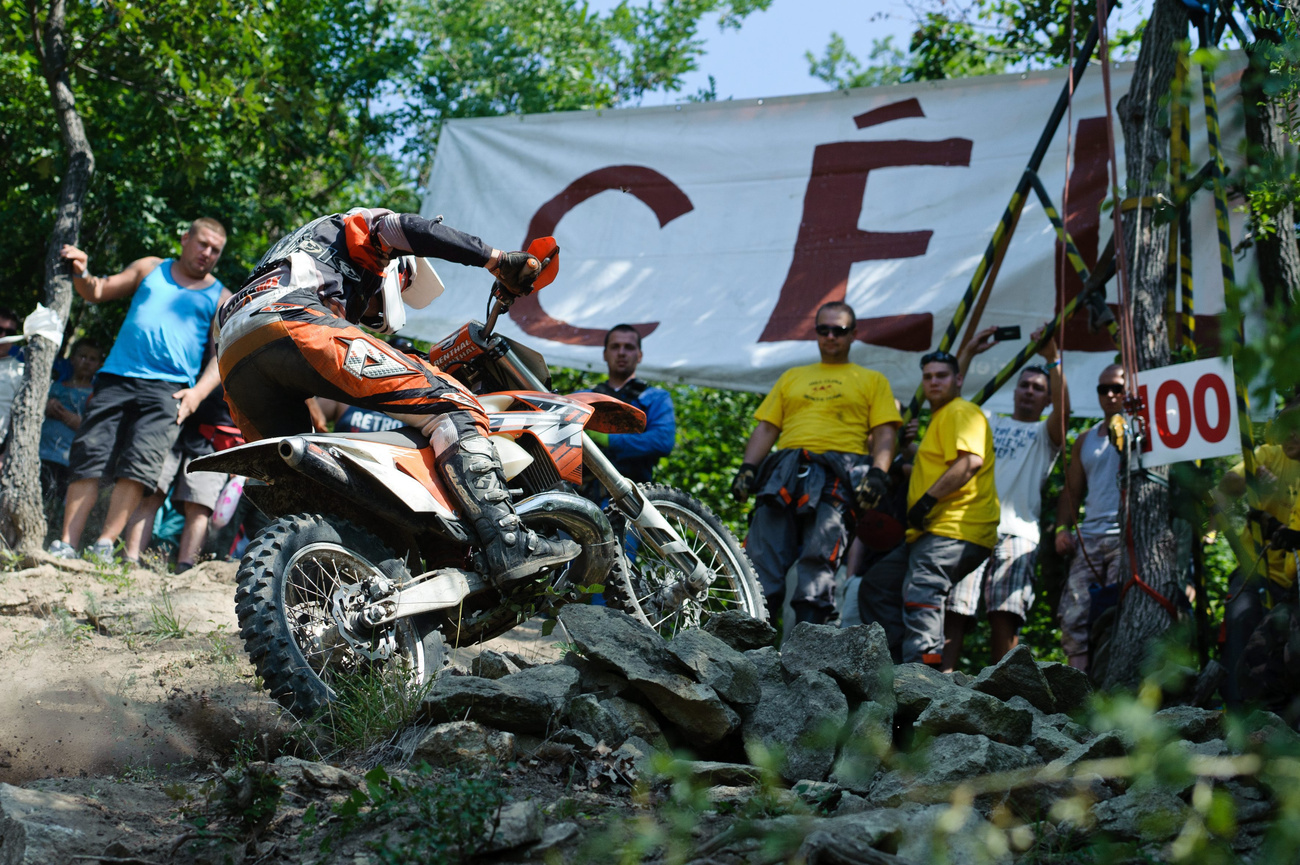 Egy résztvevő halad motorjával a Siroki Motoros Találkozón rendezett hegymászó (hillclimb) versenyen 2012. július 28-án.
MTI Fotó: Komka Péter