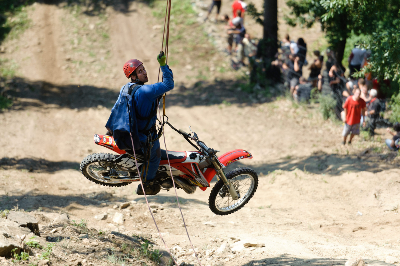 Egy résztvevő halad motorjával a Siroki Motoros Találkozón rendezett hegymászó (hillclimb) versenyen 2012. július 28-án.
MTI Fotó: Komka Péter