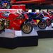 Leghátul Leon Haslam 2004-es Ducati 999RS-e, aztán Gregorio Lavilla 2006/07-es Airwaves Ducatija, utána John Reynolds és Sean Emmett 2001-es tartalékmotorja, a Ducati 996RS, majd teljes életnagyságban a világot először lecövekelésre késztető Ducati 916-os, 1995-ből