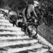Urbach László a János-hegyi kilátó lépcsőjén teszi próbára motorkerékpárja teleszkópját