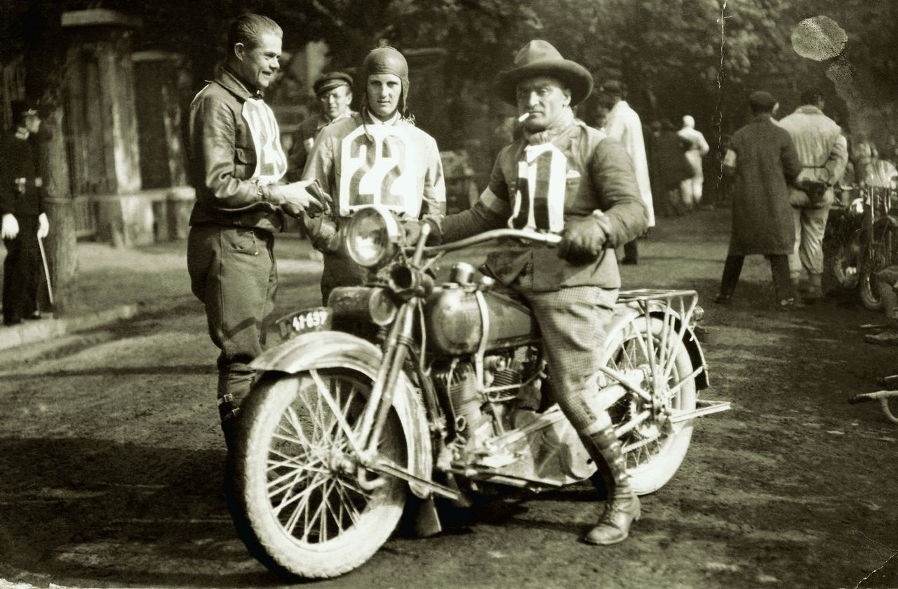 1926-ban a VI­I. Sváb-he­gyi ver­seny edzé­sén cow­boy­ka­lap­ban a Maj­láth-T­ri­umph­-on. A tankon griff­ma­da­ras MAC si­sak­ja. Az edzésen bu­kott és a mo­tor­ját ja­vít­ha­tat­la­nul össze­tör­te (Fo­tó: Collecti­on Bu­rá­nyi)