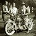 A VII. Sváb-hegyi verseny győzteseként, 1926. szeptember 26-án 1200-as Harley-val az AJS-szel versenyző 
Máté Lajos (23) és Schmidt Béla (22) társaságában (Fotó: Szentkúti gyűjtemény)