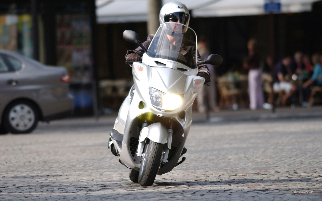 A Piaggio Beverly elegáns, jól bírja az úthibákat. Majdnem úgy mozog mint egy igazi motorkerékpár. A százhuszonötös verzió gyenge ehhez a mérethez, inkább a kétszáz köbcentis, vagy nagyobb motorral válasszuk