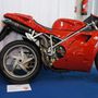 A BMW és a KTM mellett a Ducati sem jött ki idén. Ez viszont egy Ducati 996 még 2001-ből. Bitang.