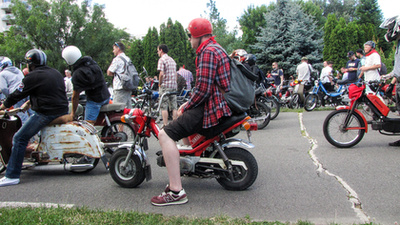 Mopedeknél tekeréssel, vagy lábbal hajtással kell besegíteni a gyorsulási versenyben