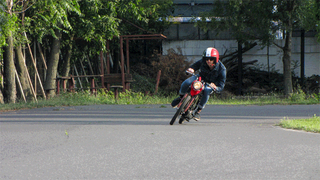 Mopedeknél tekeréssel, vagy lábbal hajtással kell besegíteni a gyorsulási versenyben