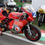 Igencsak viseltes Mike Hailwood-replika Ducati 900 a nyolcvanas évek elejéről. Azért egy 5-öst így is megér, Mármint ezer. És euró