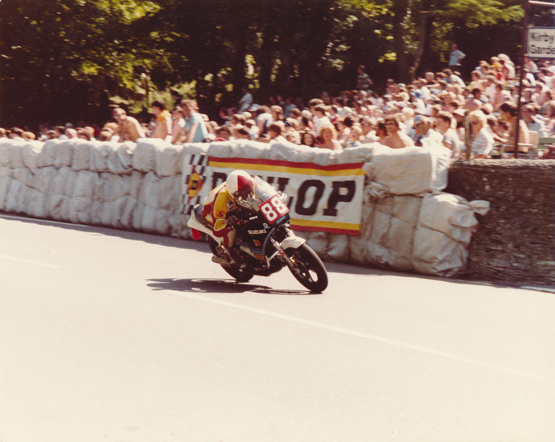 1984: Oxley a harmadik helyen az RG250-nel a Braddan Bridge-nél