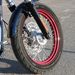 19-es, gyöngyházpirosra festett acélfelnire húzták a Harley-Davidson márkájú  első gumit, egészen kicsi a sárvédő