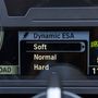 A Dymanic ESA, vagyis az elektronikus futóműállítás vezérlése egyszerű. Itt éppen a csillapítás jellegét adhatjuk meg, de ezt finomhangolja a rendszer menet közben a ki- és berugózások figyelésével