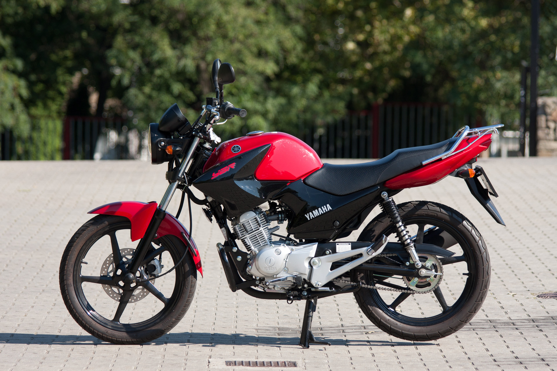 A Honda CBF műszeregysége egyenértékű a Yamaháéval, bár a dizájn sportosabb