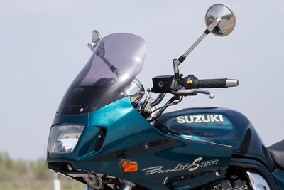 A tankon lévő Suzuki felirat sem sima, illetve a karbon matrica is egy hibát takar