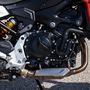 Nem valami szép tárgy egy folyadékhűtéses, sorkettes blokk, ezt tudták már a Yamaha TRX-850-nék is, amikor Ducatit próbáltak koppintani